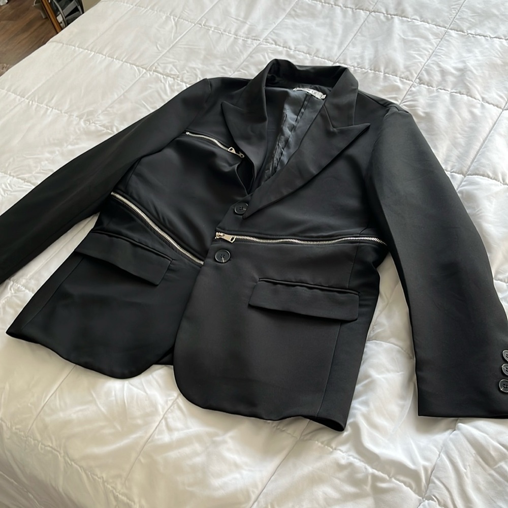 Black suit, laser, zipper detail R&G L